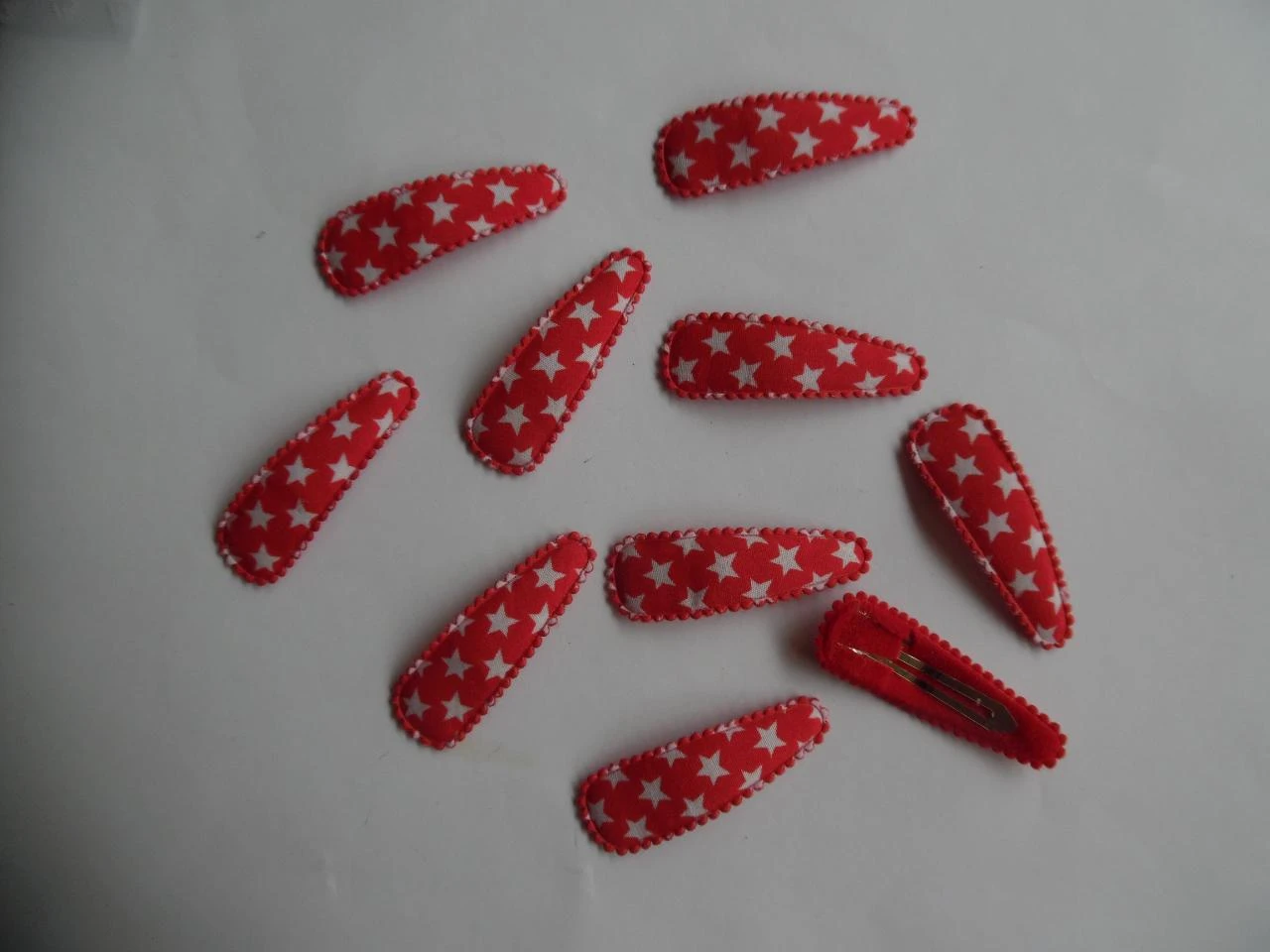 Partij 10 haarspeldjes 5 cm rood met sterren